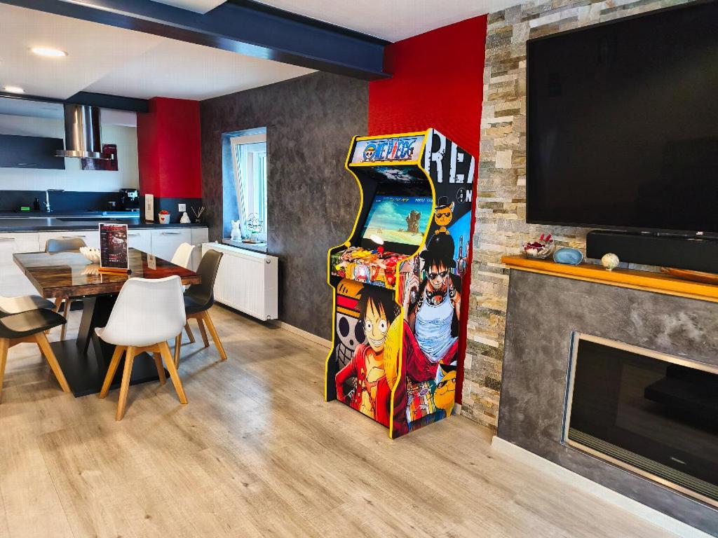 Salon du Jardin du Levant avec borne d'arcade, gîte 5 étoiles en Moselle